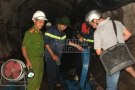 Tìm thấy xe ô tô do nạn nhân điều khiển, bị lũ cuốn vào đường hầm