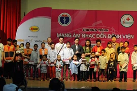 "Mang âm nhạc đến bệnh viện" đến với Lào Cai