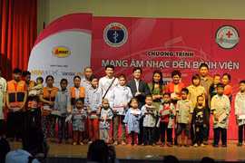"Mang âm nhạc đến bệnh viện" đến với Lào Cai