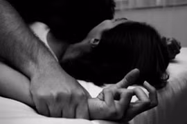 4 kẻ đồi bại khống chế, cưỡng hiếp phụ nữ đang mang thai