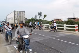 Nghi vấn nam sinh lớp 12 bị ô tô cán chết trên cầu