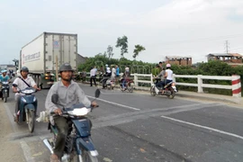 Nghi vấn nam sinh lớp 12 bị ô tô cán chết trên cầu