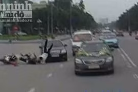 Xe máy đâm ô tô như phim hành động