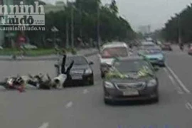 Xe máy đâm ô tô như phim hành động