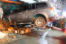 Ô tô 7 chỗ lao vào nhà dân, 1 người thiệt mạng
