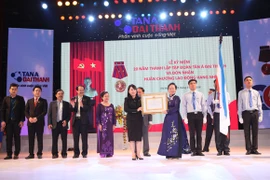 Tập đoàn Tân Á Đại Thành đón nhận Huân chương lao động hạng Nhì