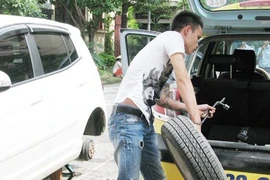 Bắt tài xế taxi trộm bánh xe ôtô