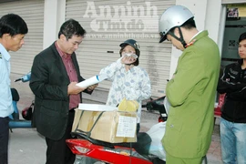 Mạo danh cán bộ thuế “ép” doanh nghiệp mua sách 