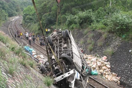 Xe tải cuốn xe máy vào gầm rồi lao thẳng xuống vực