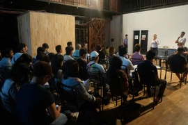 Ekip "khổng lồ" biến "kẻ vô danh" thành ngôi sao lớn