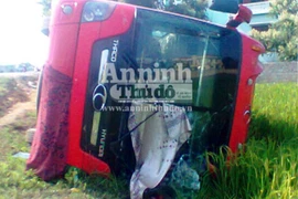 Vượt ẩu xe khách lật xuống ruộng, 20 hành khách thoát chết