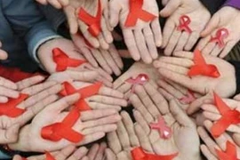 Bác sĩ ăn chặn tiền hỗ trợ bệnh nhân HIV