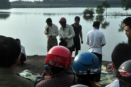 Đi tham quan, một nữ sinh bị sảy chân rơi xuống hồ