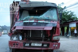 Xe tải "húc" đuôi xe bồn, hàng nghìn lít xăng tràn ra quốc lộ