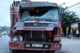 Xe tải "húc" đuôi xe bồn, hàng nghìn lít xăng tràn ra quốc lộ