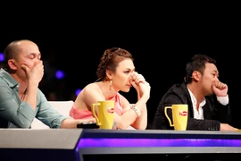 Bộ 3 giám khảo đồng loạt xin lỗi vì "bỏ rơi" Hoàng Quyên 