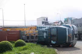 Đang ôm cua, container bỗng nhiên lật nhào giữa đường