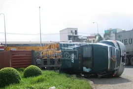 Đang ôm cua, container bỗng nhiên lật nhào giữa đường