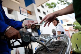 Giá xăng giảm 250 đồng/lít