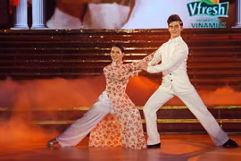 Anh Thư tỏa sáng với tà áo dài truyền thống