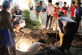 Lại xuất hiện “hố tử thần” do vỡ ống nước