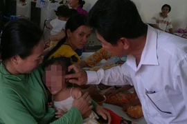 Bị nhà nội bạo hành, bé trai 16 tháng tuổi tử vong