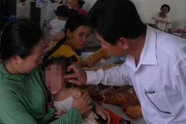 Bị nhà nội bạo hành, bé trai 16 tháng tuổi tử vong