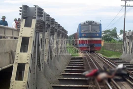 Cố băng qua đường, người đàn ông bị tàu đâm phải, kéo lê hơn 100m