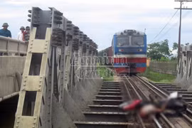 Cố băng qua đường, người đàn ông bị tàu đâm phải, kéo lê hơn 100m