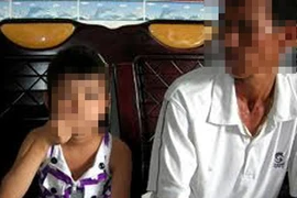 Nói chuyện trong lớp, 6 bé mầm non bị cô giáo dán băng dính vào miệng