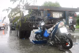 Xe máy đâm đuôi container, một người nguy kịch