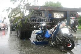 Xe máy đâm đuôi container, một người nguy kịch