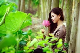 Hoa hậu biển Nguyễn Thị Loan mộc mạc bên đóa hoa sen