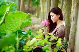 Hoa hậu biển Nguyễn Thị Loan mộc mạc bên đóa hoa sen