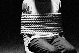 Bắt cóc con để đòi nợ mẹ