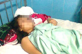 Giá sách đổ sập, đè vỡ gan một thiếu nữ