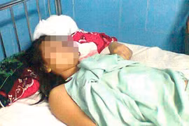 Giá sách đổ sập, đè vỡ gan một thiếu nữ