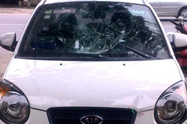 Tài xế taxi lại lao xe vào lực lượng chức năng