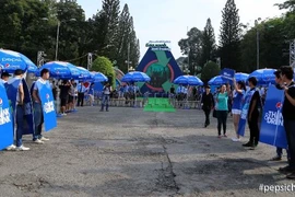 Mô hình "khổng lồ" được lắp ráp từ 390.000 nắp chai thủy tinh