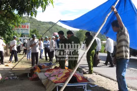 Xe khách đấu đầu, 6 người thương vong