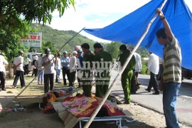 Xe khách đấu đầu, 6 người thương vong