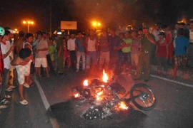 Hai nhóm con đồ ẩu đả, đốt xe máy lúc nửa đêm