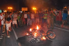 Hai nhóm con đồ ẩu đả, đốt xe máy lúc nửa đêm