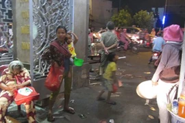 Ăn xin, sư giả, sách tử vi "bao vây" sân chùa dịp Tết