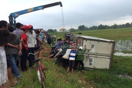 Xe tải lao thẳng vào xe máy, kéo lê xuống ruộng làm 3 người thương vong