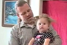 Mẹ bị sét đánh khi mang thai, con sinh ra tóc dựng đứng