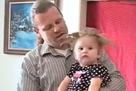 Mẹ bị sét đánh khi mang thai, con sinh ra tóc dựng đứng