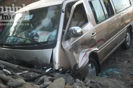 Xe khách đâm đầu vào vách đá, 10 người nhập viện