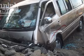 Xe khách đâm đầu vào vách đá, 10 người nhập viện