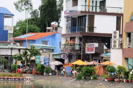 Đấu súng kinh hoàng lúc nửa đêm, một người đàn ông nhảy xuống hồ thoát thân